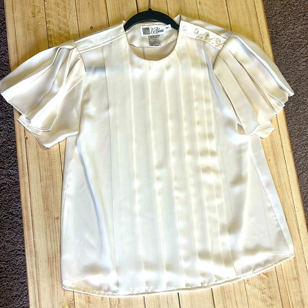 La Blouse 8p. Cream top
